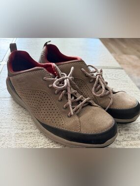 Clarks Men’s Tan Suede Sneakers with Black Trim and Red Lining